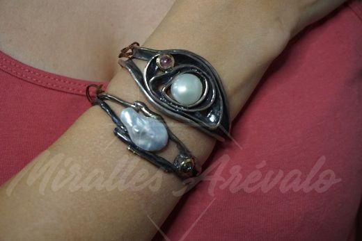 Espetacular pulseira labruixeta em prata com pérola e turmalina