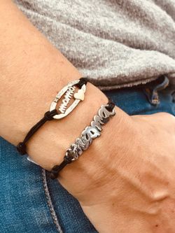 Pulseira em prata ródio com couro e a palavra mama