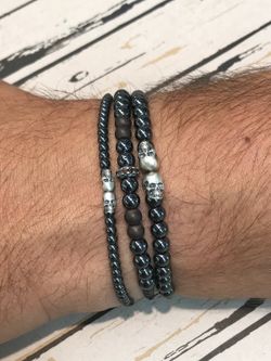 Raive Hämatit-Armband mit Mini-Totenköpfen