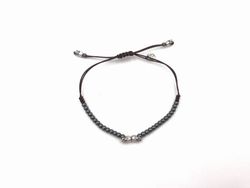 Raive Hämatit-Armband mit Mini-Totenköpfen