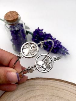 Pulsera rígida de lotus en acero con Trébol