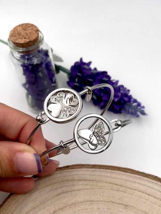 Pulsera rígida de lotus en acero con Trébol