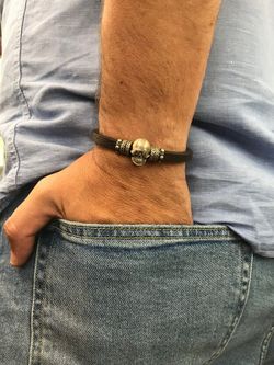 Pulseira unissex em prata com caveira e couro marrom