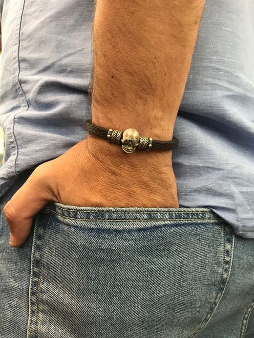 Pulseira unissex em prata com caveira e couro marrom