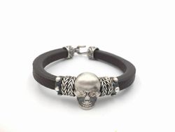 Pulseira unissex em prata com caveira e couro marrom