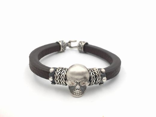 Pulseira unissex em prata com caveira e couro marrom