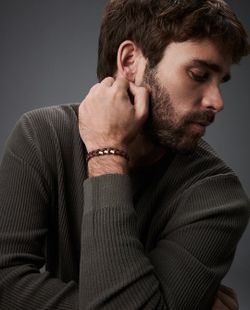 Pulseira Viceroy marrom trançada com detalhes em amarelo.