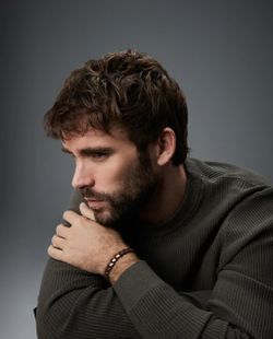 Pulseira Viceroy marrom trançada com detalhes em amarelo.