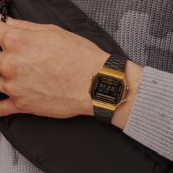 Relógio digital unissex Casio com caixa dourada e pulseira Ip preta