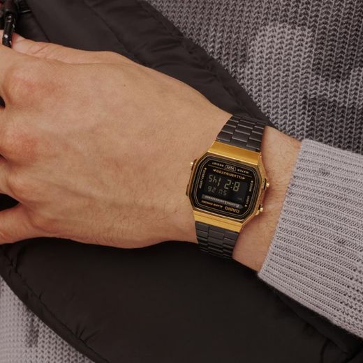 Relógio digital unissex Casio com caixa dourada e pulseira Ip preta