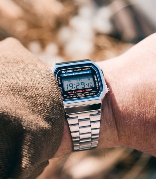 Reloj Casio A168WA unisex digital plateado con esfera negra