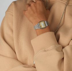 Casio digitale Unisex-Silberuhr mit kamelfarbenem Zifferblatt