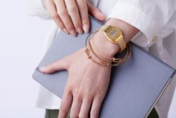 Kleine digitale Casio-Uhr mit Matte aus vergoldetem Stahl