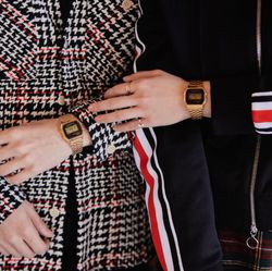 Reloj casio digital A159 unisex chapado dorado con cierre deslizante