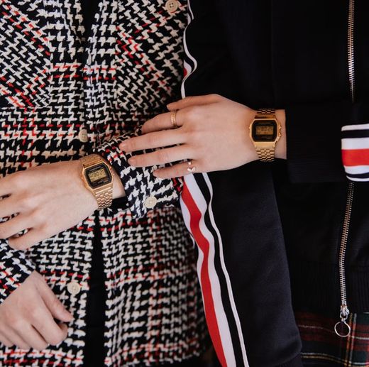 Reloj casio digital A159 unisex chapado dorado con cierre deslizante