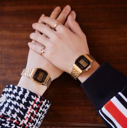 Reloj casio digital A159 unisex chapado dorado con cierre deslizante