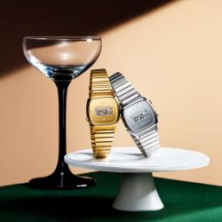 Reloj casio digital pequeño LA670 efecto espejo en acero chapado dorado