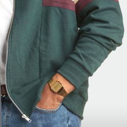 Relógio digital unissex Casio em ouro com mostrador dourado