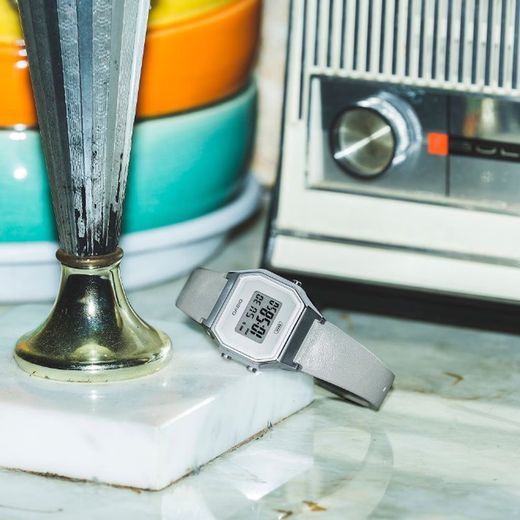 Reloj Casio digital vintage mediano LA680 plateado con piel color beige