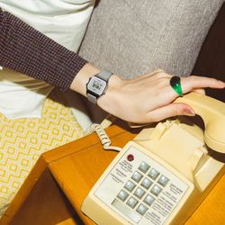 Reloj Casio digital vintage mediano LA680 plateado con piel color beige