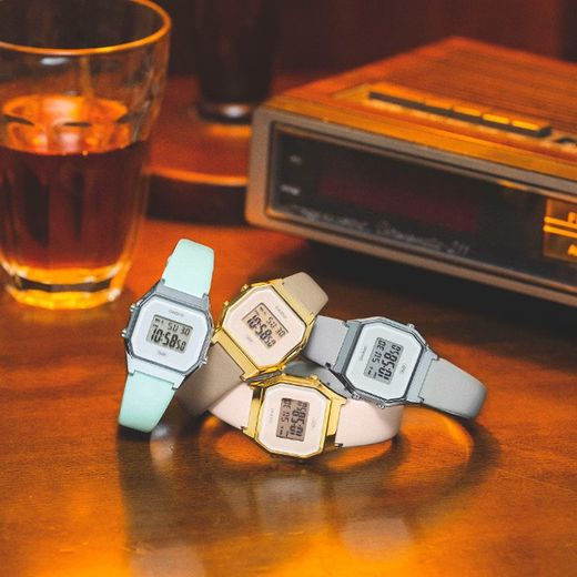 Reloj Casio digital vintage mediano LA680 plateado con piel color beige