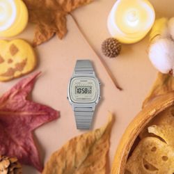 Reloj Casio digital vintage pequeño en acero con esfera color crema