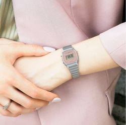 Reloj Casio digital vintage pequeño en acero con esfera rosa pastel