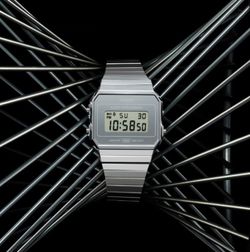 Reloj Casio digital vintage plateado efecto espejo