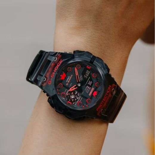 Reloj Casio G-ShockBluetooth en color negro y rojo