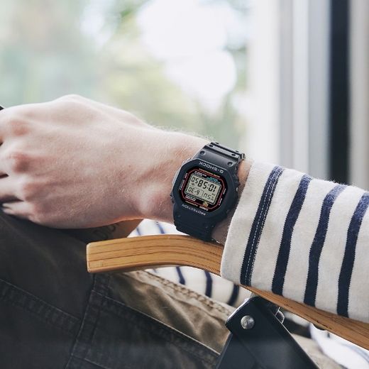 Montre Casio G-Shock DW-5600 avec signaux radiofréquence en noir