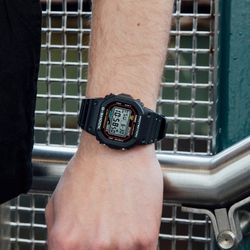 Montre Casio G-Shock DW-5600 avec signaux radiofréquence en noir
