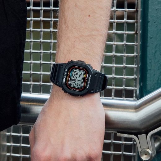 Montre Casio G-Shock DW-5600 avec signaux radiofréquence en noir