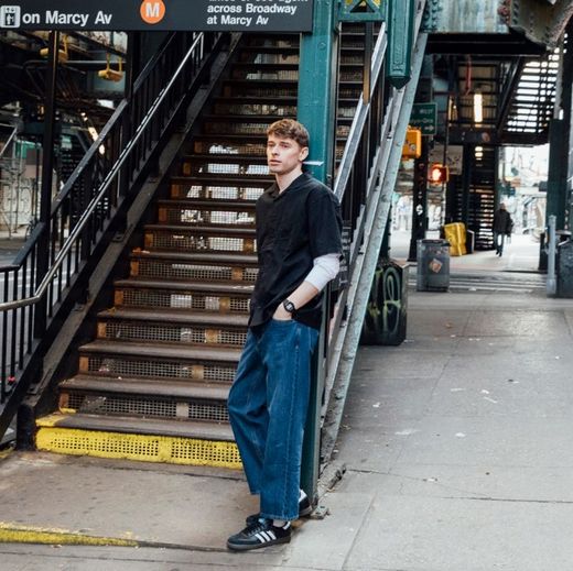 Montre Casio G-Shock DW-5600 avec signaux radiofréquence en noir