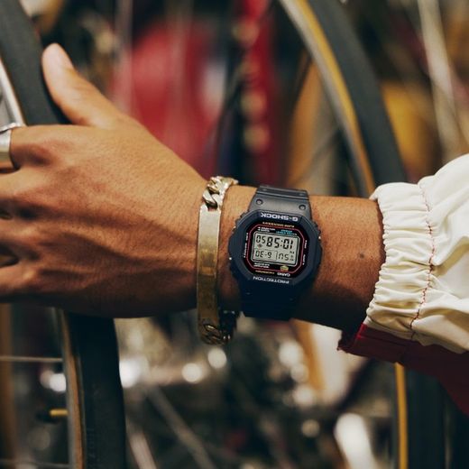 Montre Casio G-Shock DW-5600 avec signaux radiofréquence en noir