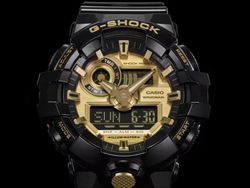 Reloj Casio G-Shock GA-710, color negro y esfera dorada