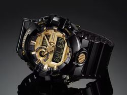 Reloj Casio G-Shock GA-710, color negro y esfera dorada