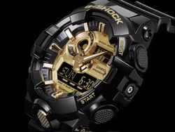 Reloj Casio G-Shock GA-710, color negro y esfera dorada