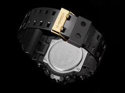 Reloj Casio G-Shock GA-710, color negro y esfera dorada