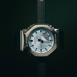 Reloj Casio G-Shock GM-S2110 para mujer con caja de acero y esfera azul