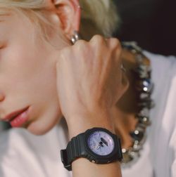 Casio G-Shock GMA-P2100 Uhr in Grau mit polarisiertem lila Zifferblatt