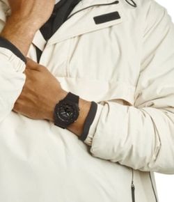 Reloj Casio g-shock negro con agujas en verde