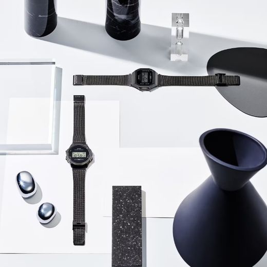 Montre numérique unisexe Casio avec boîtier et bracelet Ip noirs et tapis