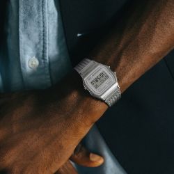 Reloj Casio Vintage digital unisex con esfera plateada