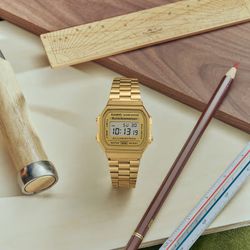 Montre en or unisexe vintage numérique Casio, cadran en or