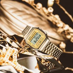 Montre en or unisexe vintage numérique Casio, cadran en or