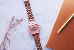 Montre unisexe Casio rose avec minuterie
