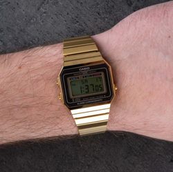 Relógio digital vintage Casio dourado