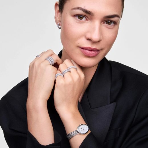 Relógio Daniel Wellington Juliette com pulseira trançada branca e detalhes prateados.