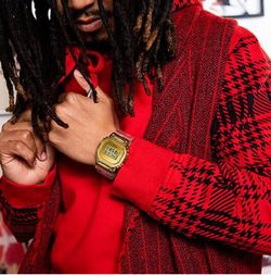 Reloj de hombre Casio cuadrado con correa transparente y caja dorada