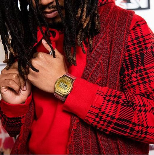 Reloj de hombre Casio cuadrado con correa transparente y caja dorada